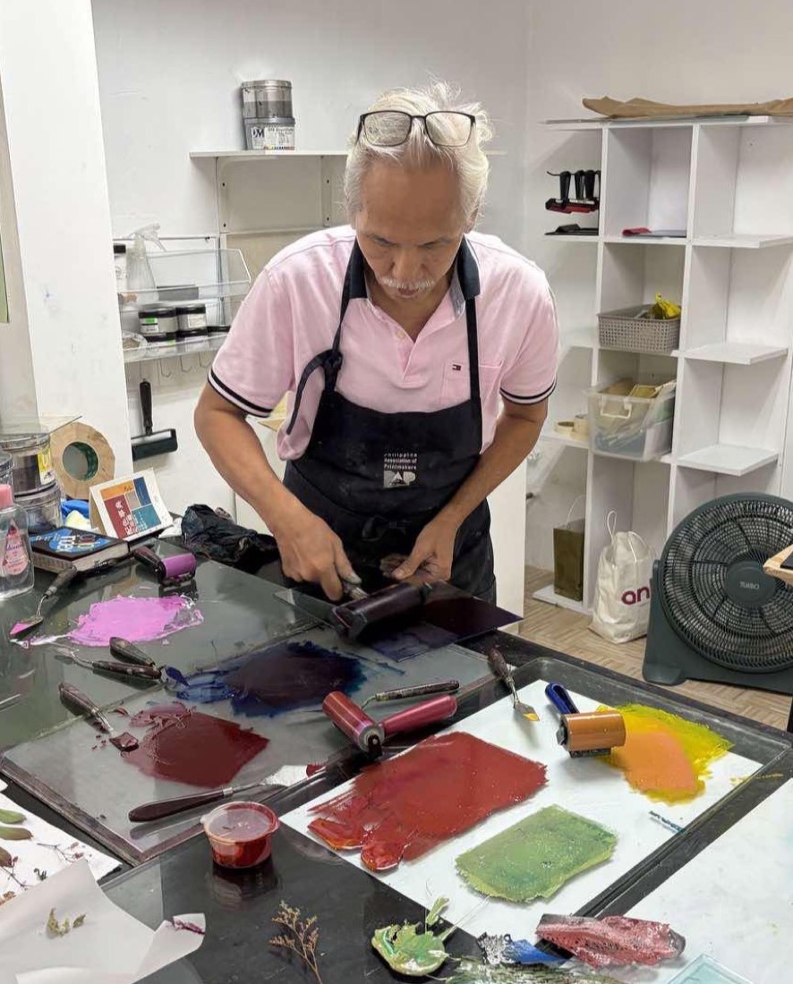 Benjamin Torrado Cabrera inking a plate at the studio